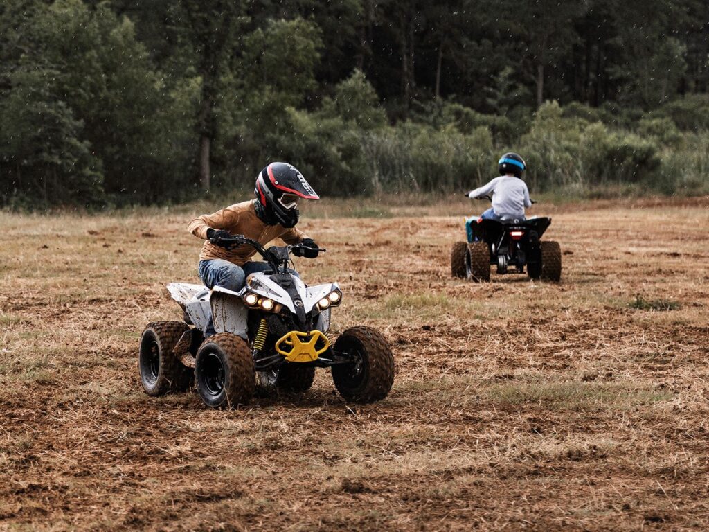 Twee kinderen op Renegade quads
